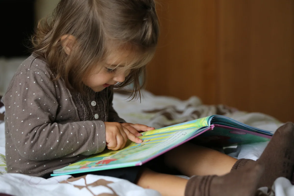 Niño leyendo un libro